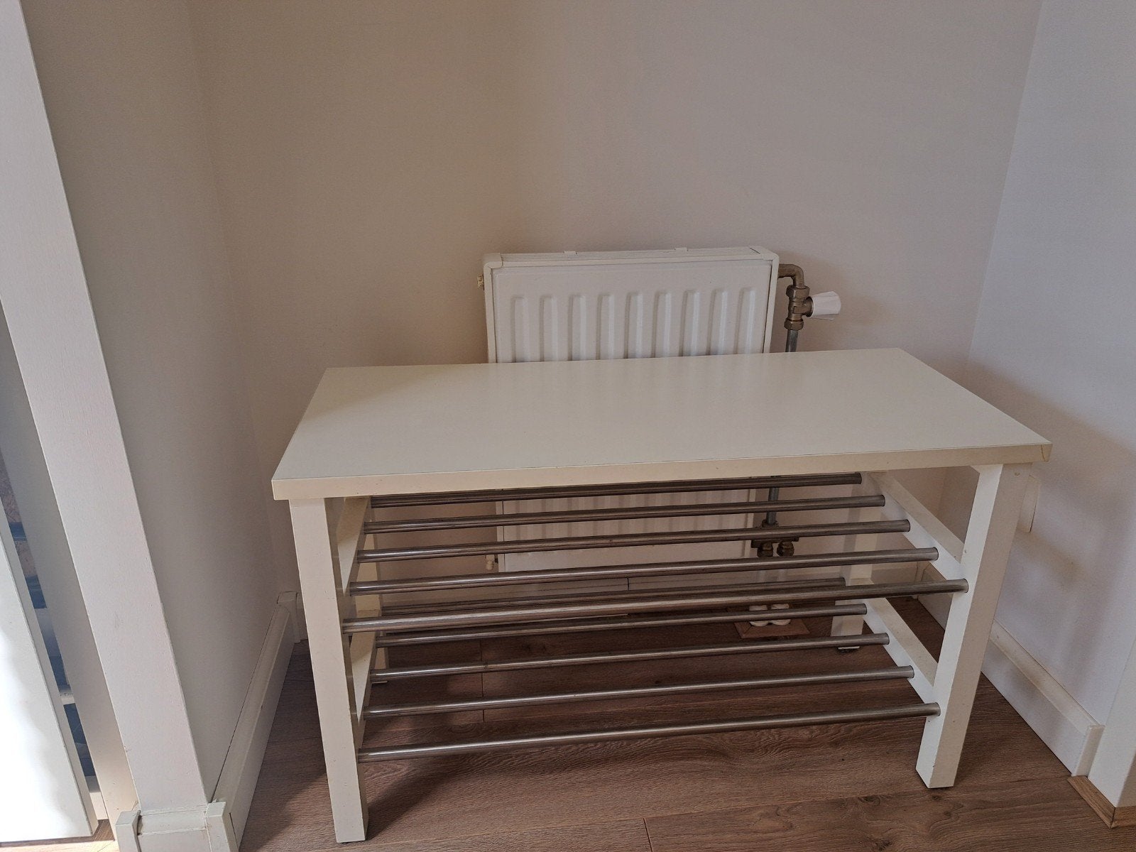 IKEA Schoenenrek / bankje wit met metalen stangen, Huis en Inrichting, Ophalen, Zo goed als nieuw