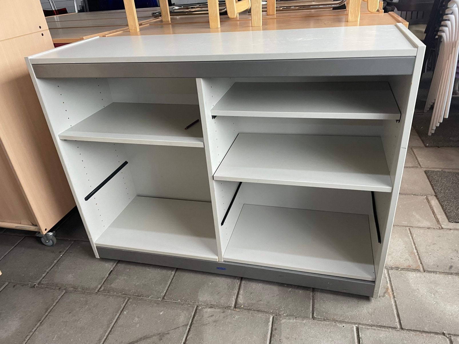 Stevige Witte Opbergkast met Grijze Accenten (2 Vakken), Ophalen, Gebruikt, X, X