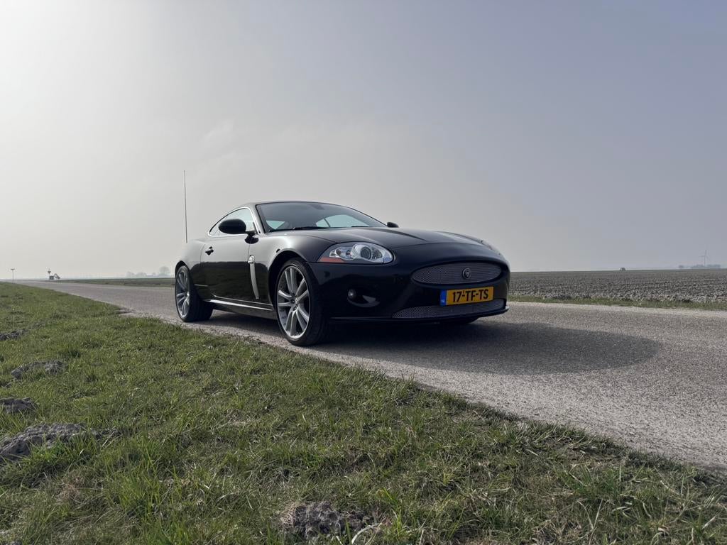 Jaguar XK 4.2 V8 Coupé 2006 | 300PK | Youngtimer | 20”velgen, Achterwielaandrijving, 8 cilinders, 4 stoelen, Zwart