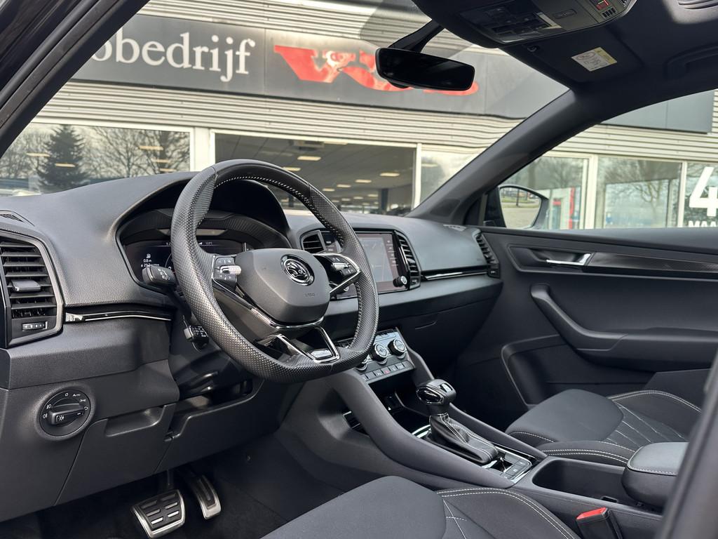 Skoda Karoq 1.5 TSI ACT Sportline | Panodak | ACC | Camera |, Stof, 4 cilinders, Zwart, Bedrijf