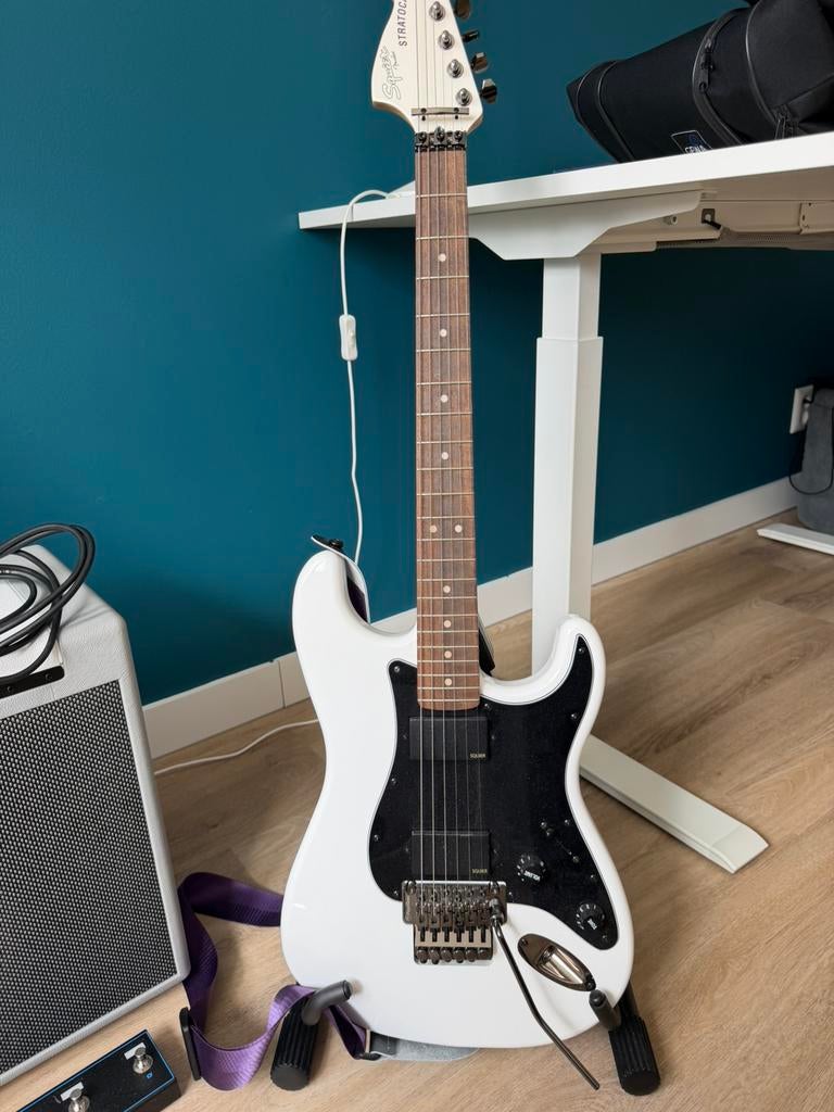 Squier Stratocaster Floyd Rose+Mooer versterker complete set, Ophalen, Zo goed als nieuw, Solid body, Overige merken