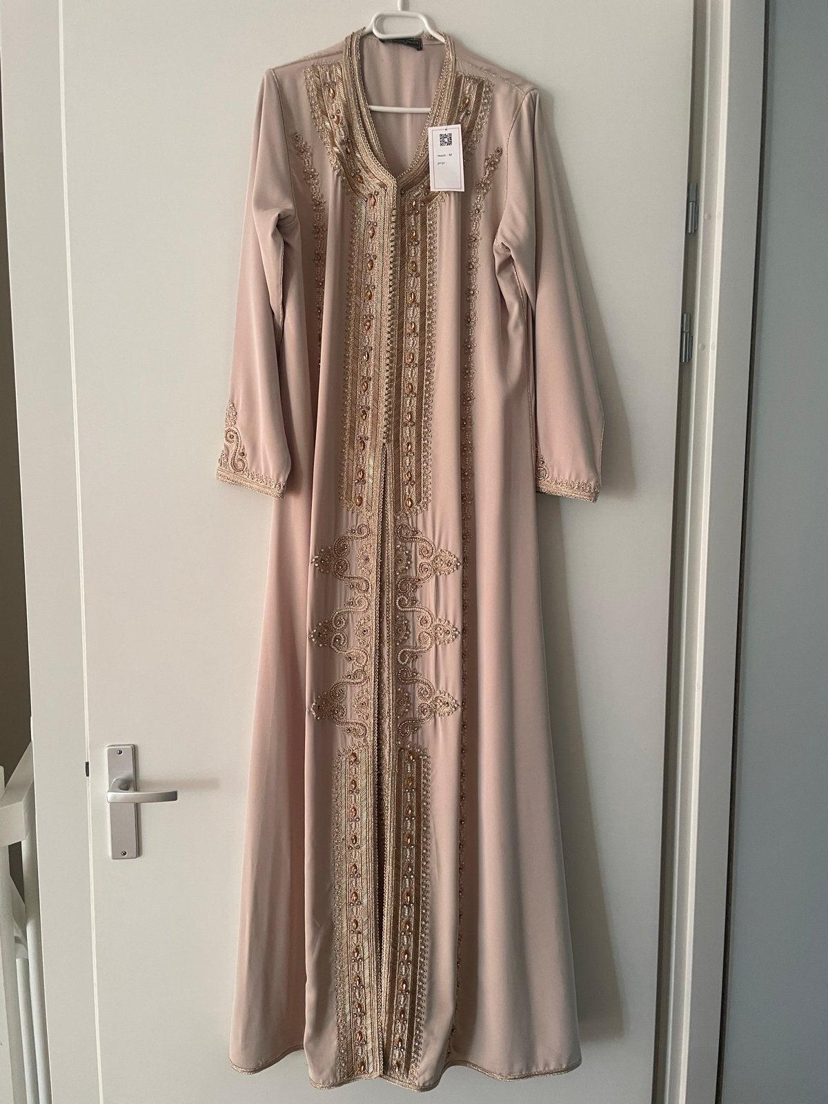 Nieuwe Takchita, maat M, met prijskaartje, Ophalen of Verzenden, Nieuw, Maat 38/40 (M), Beige