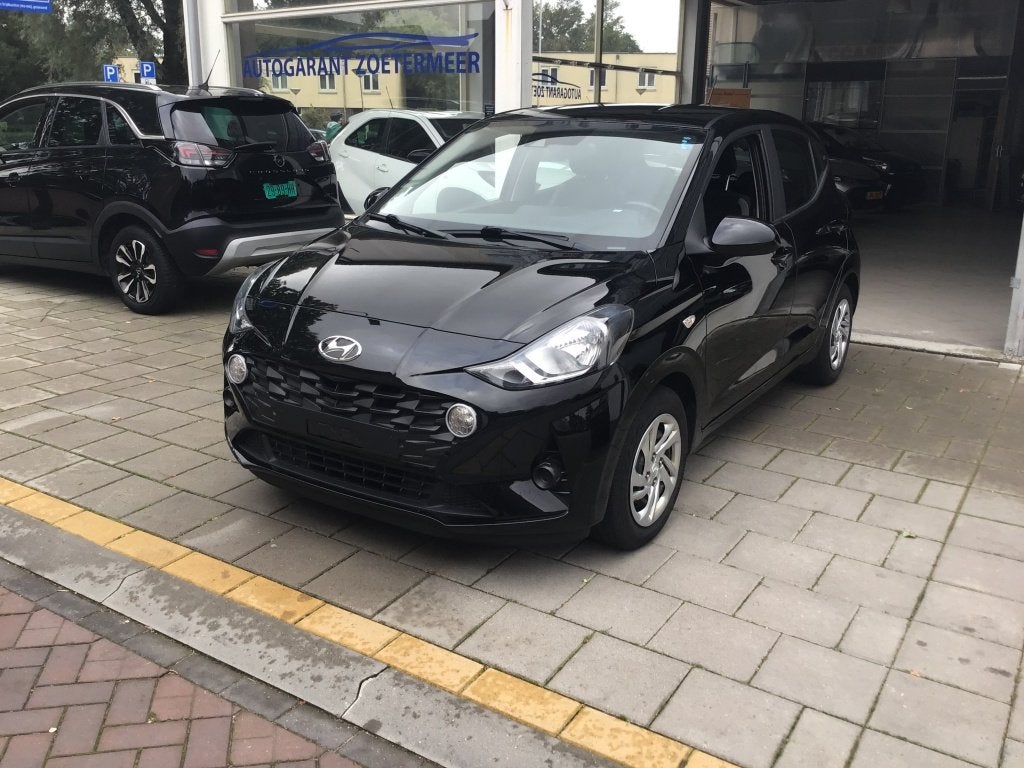 Hyundai i10 1.0 Comfort Smart (bj 2023), Auto's, Gebruikt, Euro 6, 899 kg, Zwart