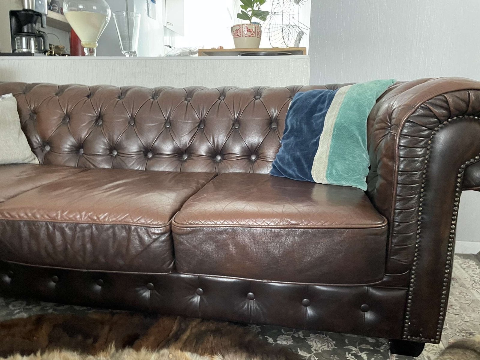 2x Chesterfield banken, bruin leer, één met lichte schade, Ophalen, Gebruikt, Driepersoons, Rechte bank