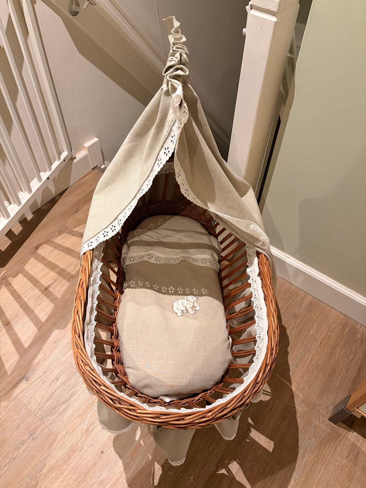 Mooie rieten poppenwieg met bekleding en matrasje, Ophalen, Gebruikt, Wieg