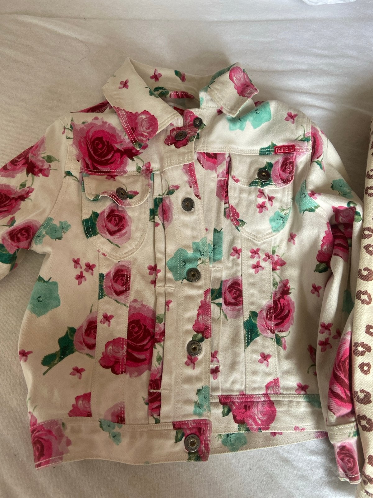 2x spijkerjasje met print - rozen en luipaard, Ophalen of Verzenden, Zo goed als nieuw, Meisje