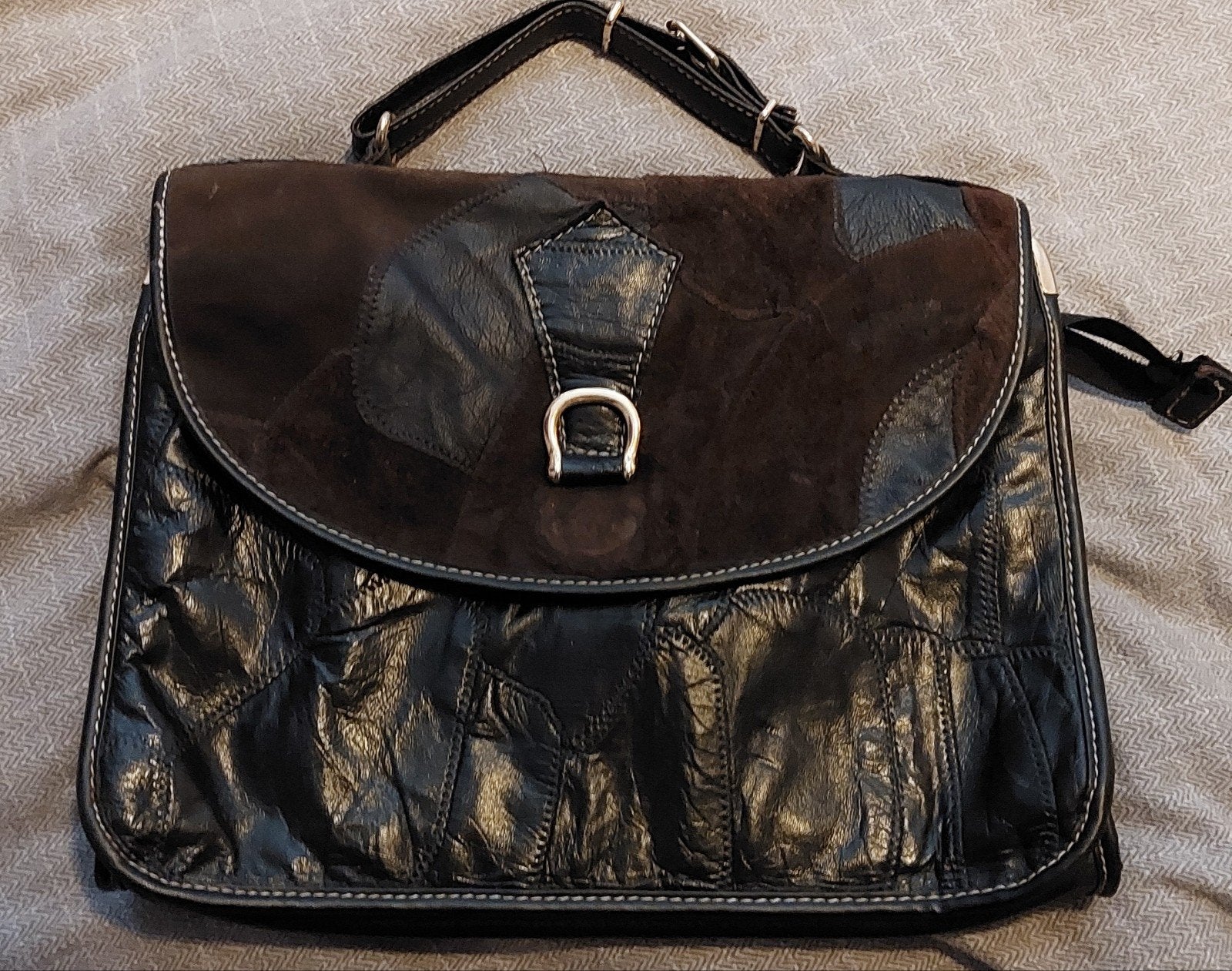Zwarte handtas met patchwork en suède details, Sieraden, Tassen en Uiterlijk, Tassen | Damestassen, Ophalen of Verzenden, Gebruikt
