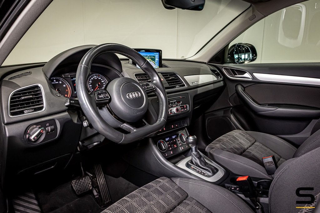 Audi Q3 2.0 TFSI quattro Design Pro|Xenon|S-Line|Cam|Trekhaa, Auto's, Audi, Automaat, Gebruikt, 4 cilinders, 14 km/l