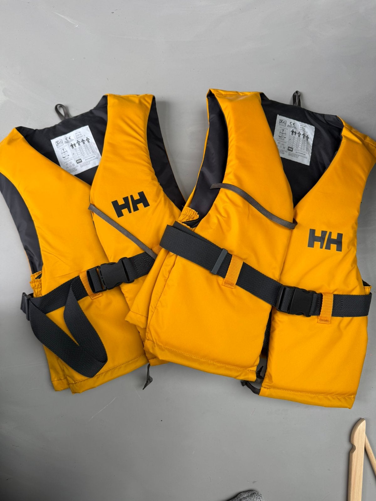 2x Helly Hansen Reddingsvest maat S 50-60kg, Ophalen of Verzenden, Zo goed als nieuw, Kind, Reddingsvest of Zwemvest