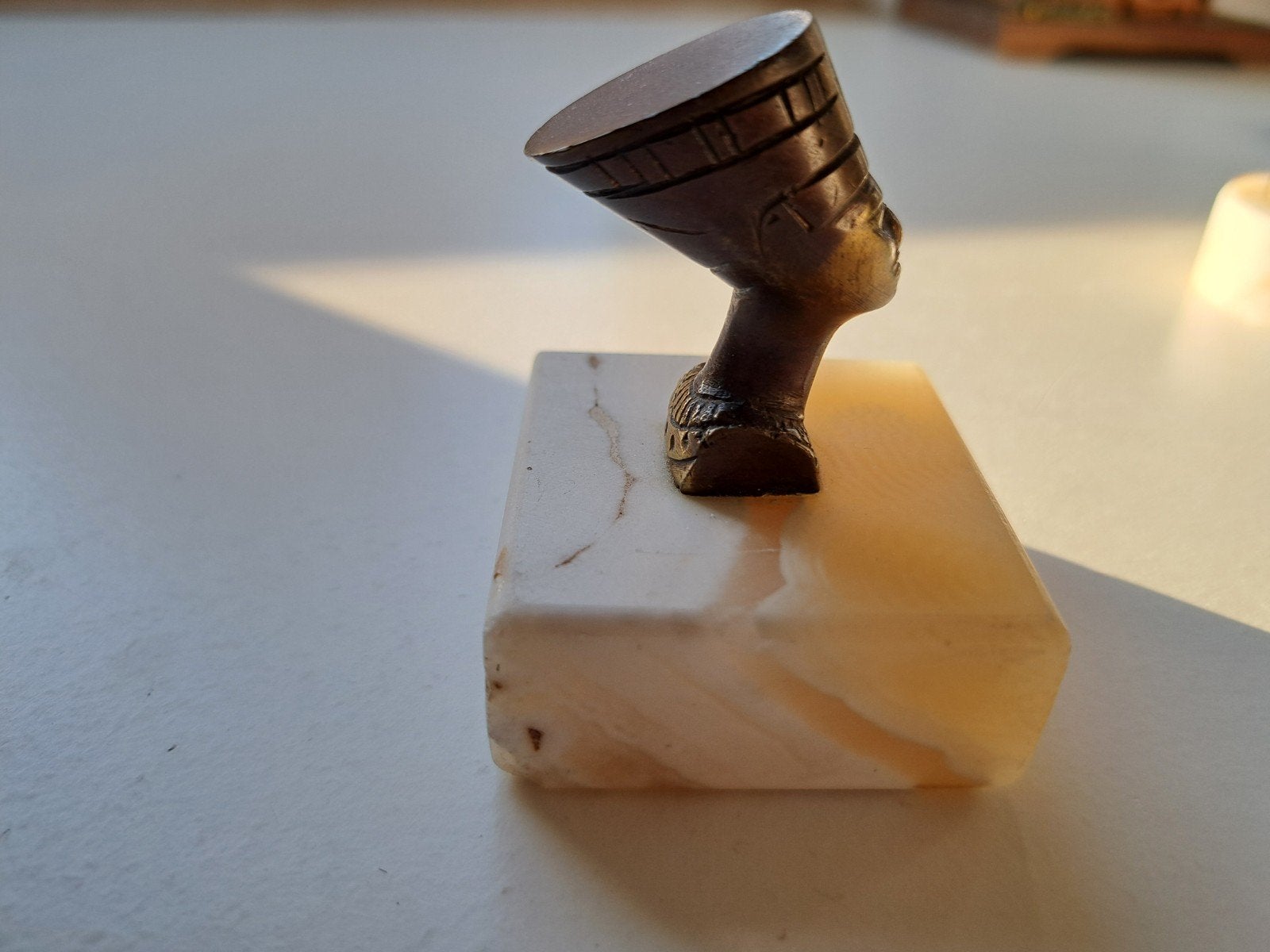 Buste Nefertiti op marmeren sokkel, Ophalen of Verzenden