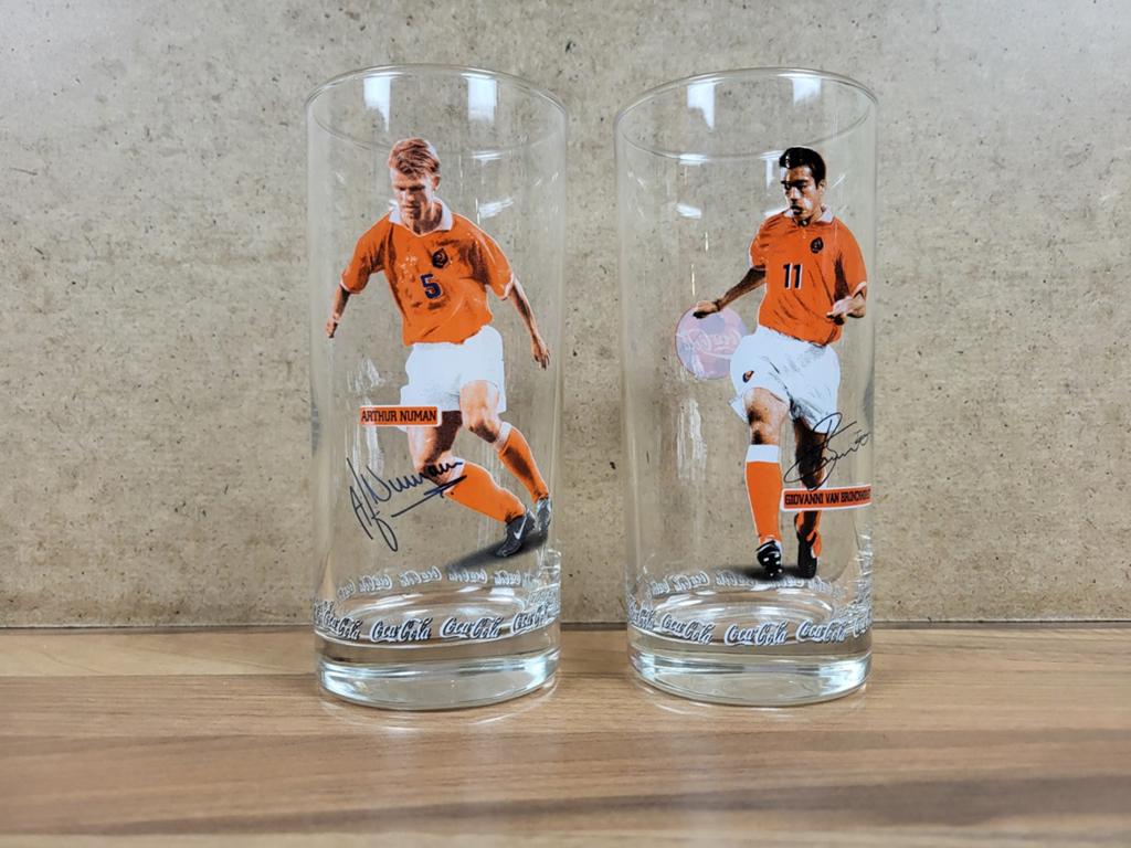 2 Coca-Cola WK Glazen - Numan & van Bronckhorst, Verzamelen, Ophalen of Verzenden, Gebruikt, Overige sporten, Overige typen