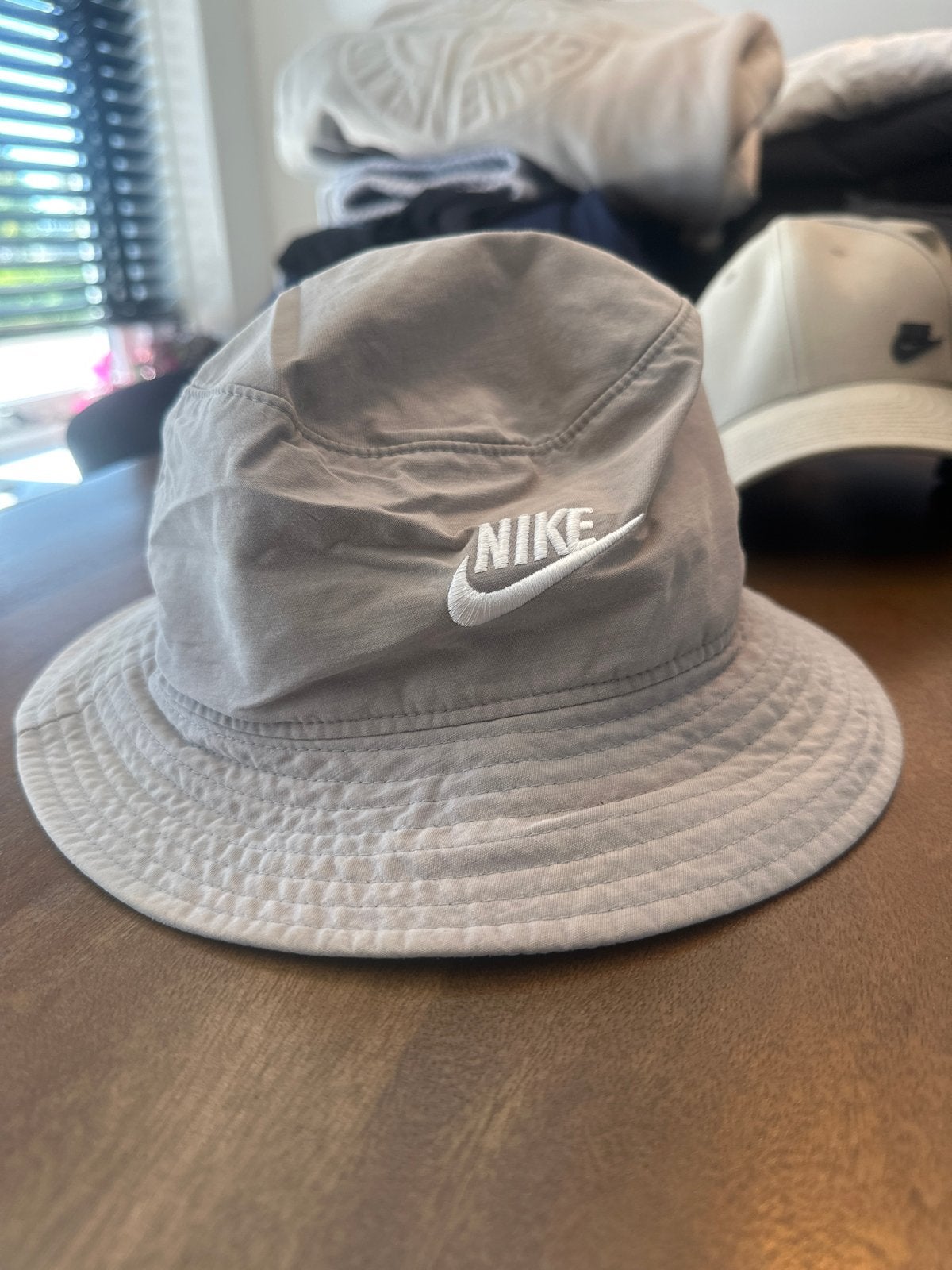 Nike Vissershoed Grijs Maat S/M, Ophalen of Verzenden, Zo goed als nieuw, Hoed