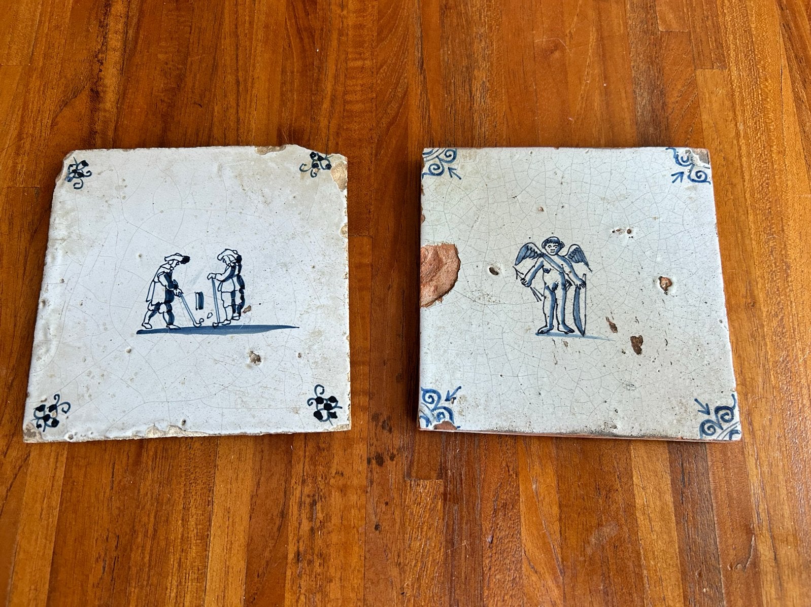 Antieke Delfts Blauwe Tegels met Figuren (2 stuks), Ophalen of Verzenden