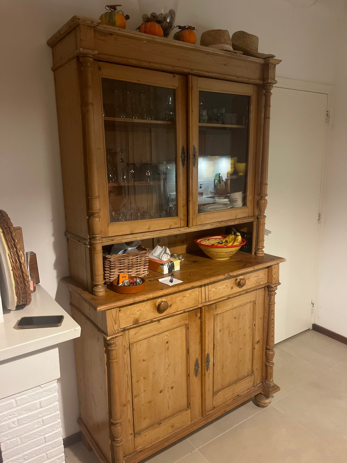 Antieke grenen buffetkast met vitrine, Ophalen