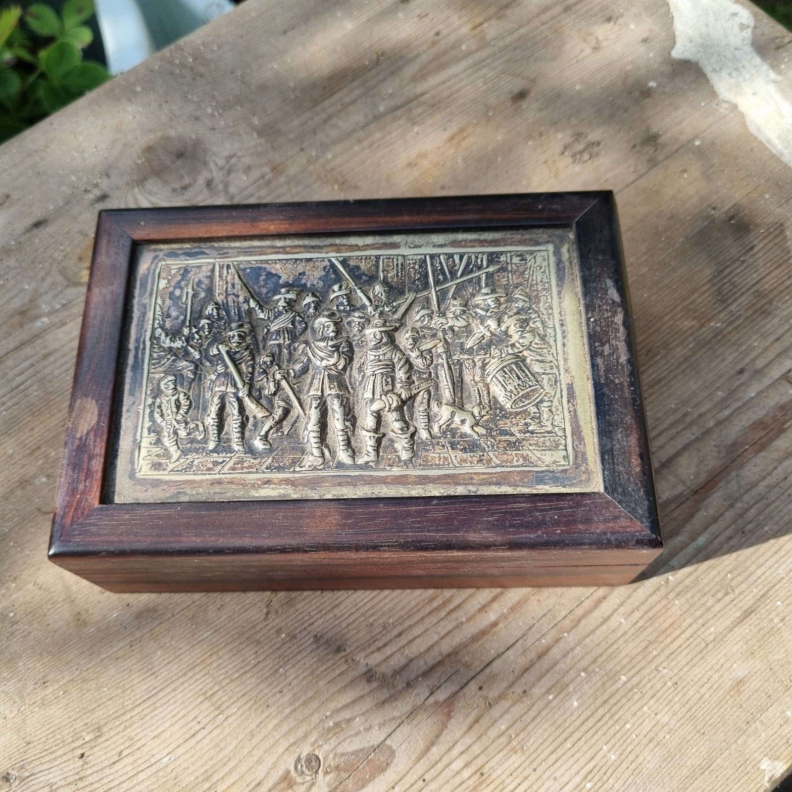 Antieke houten doos met metalen reliëf, Antiek en Kunst, Ophalen