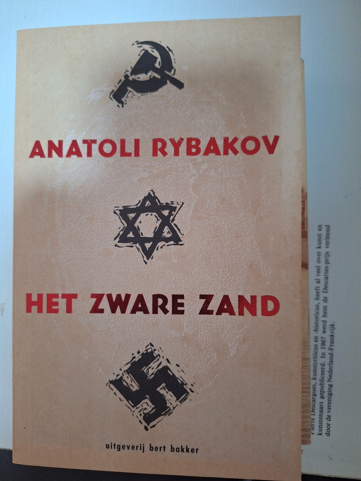 Anatoli Rybakov - Het Zware Zand (Uitgeverij Bert Bakker), Ophalen of Verzenden, Gelezen, Anatoli Rybakov, Europa overig