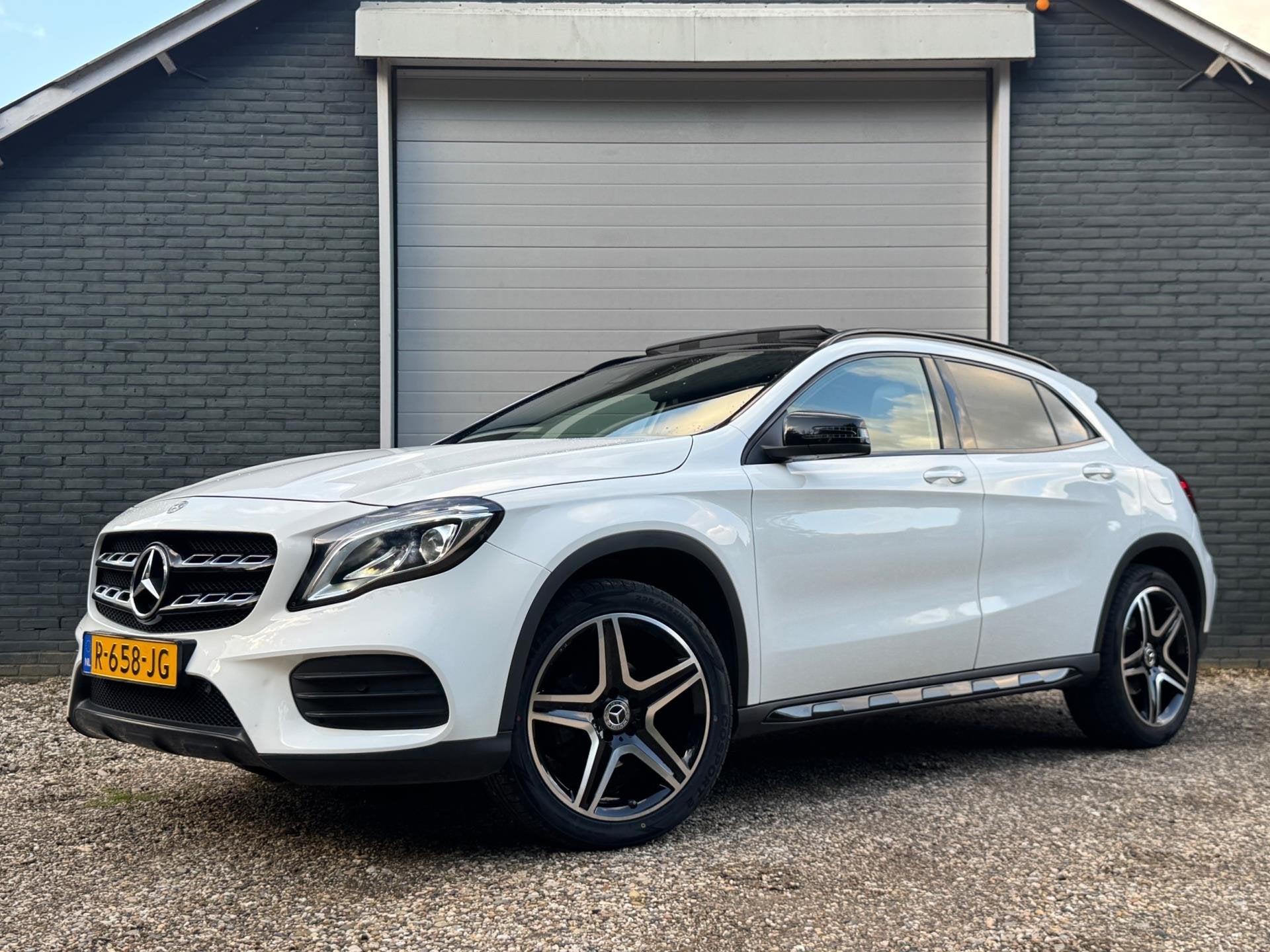 Mercedes-Benz GLA-klasse 200 AMG-line Panoramadak, Auto's, 15 km/l, Gebruikt, Euro 6, 715 kg