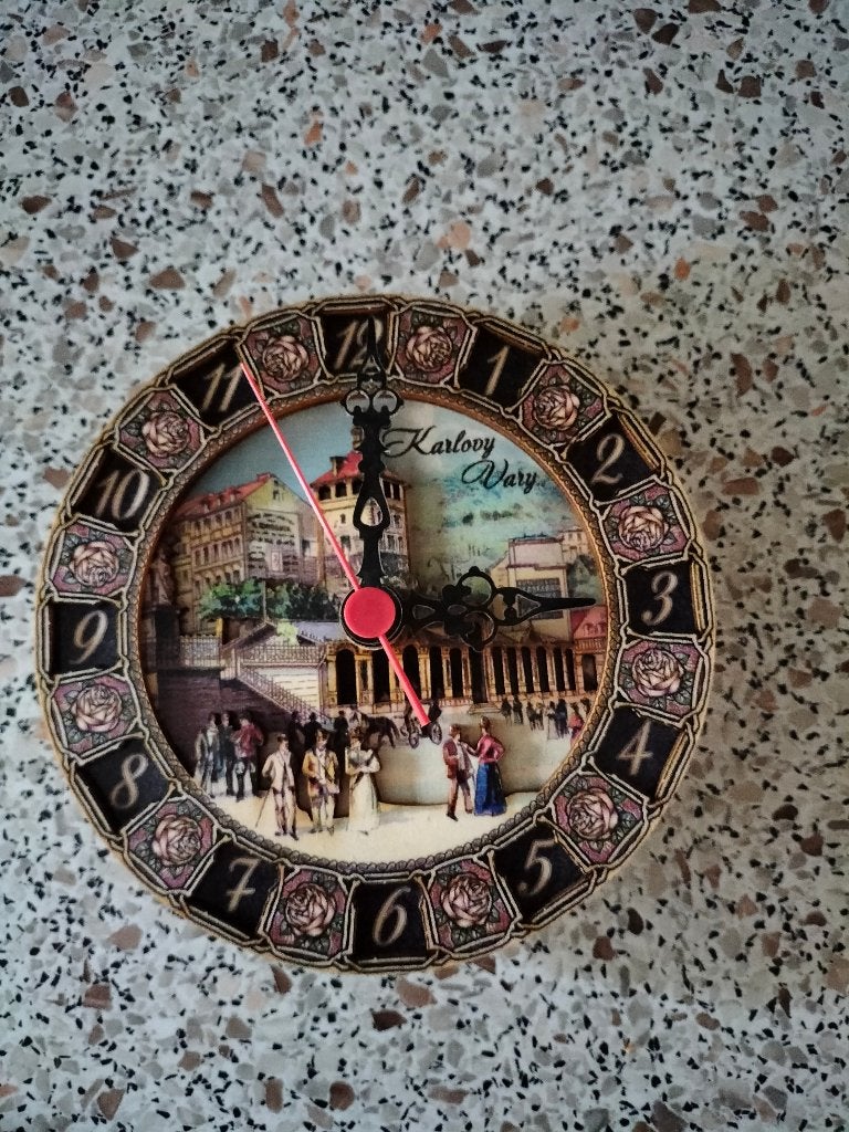 Nieuwe Decoratieve wandklok Karlovy Vary, Handgemaakt, Analoog, Nieuw, Ophalen of Verzenden