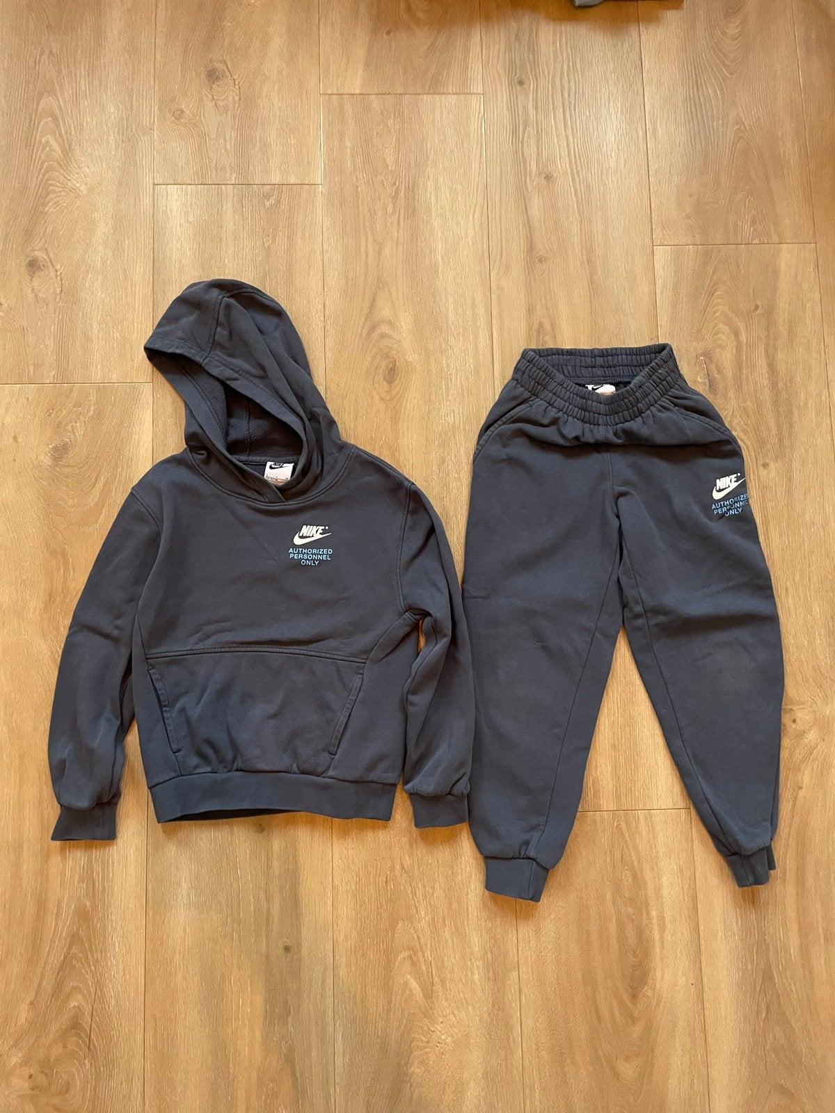Nike trainingspak voor kinderen maat 128/137, Ophalen of Verzenden, Zo goed als nieuw, Jongen of Meisje, Sport- of Zwemkleding