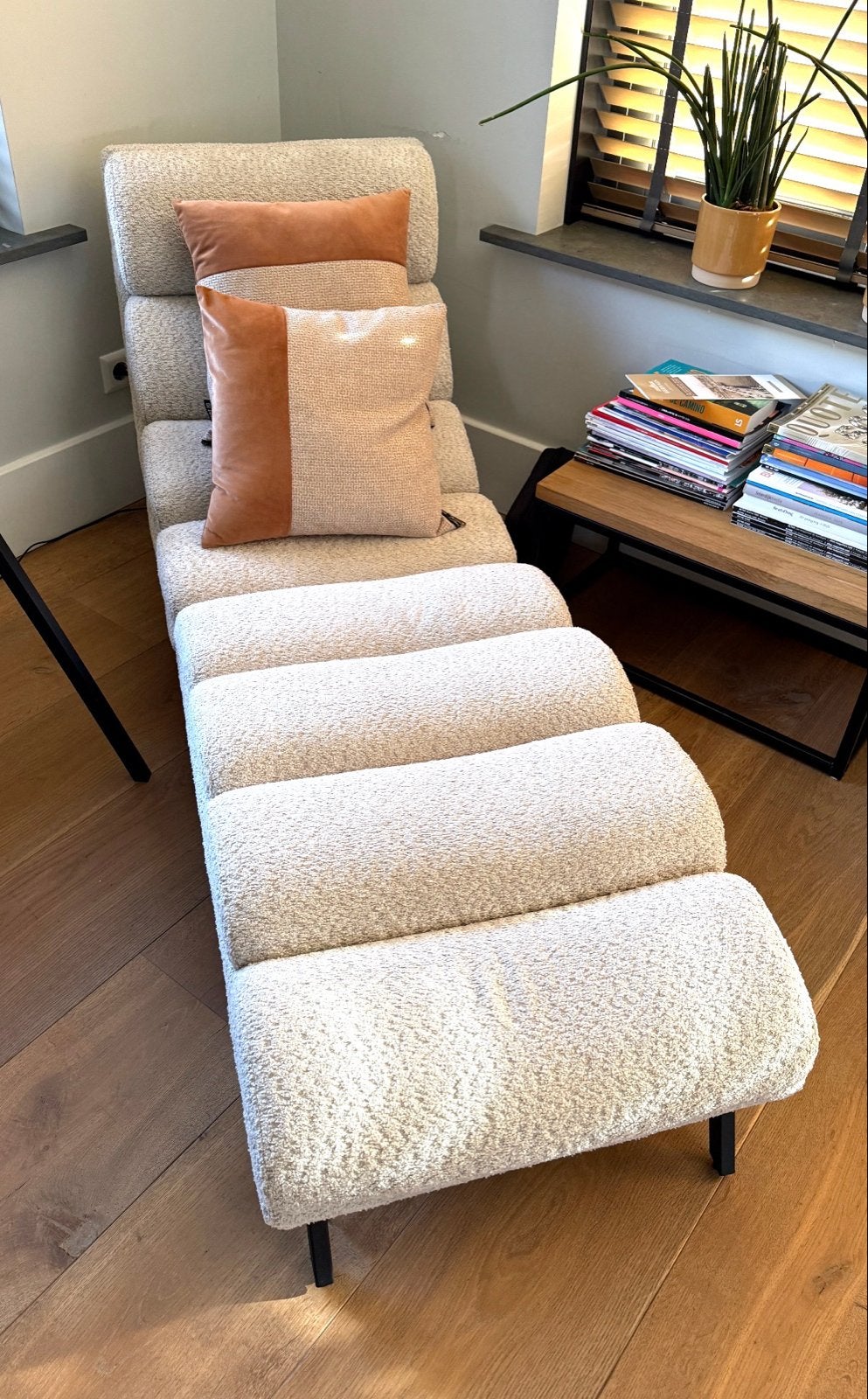 LINDELSE Chaise longue beige teddy/zwart, Huis en Inrichting, Ophalen, Eenpersoons, Zo goed als nieuw, Minder dan 150 cm