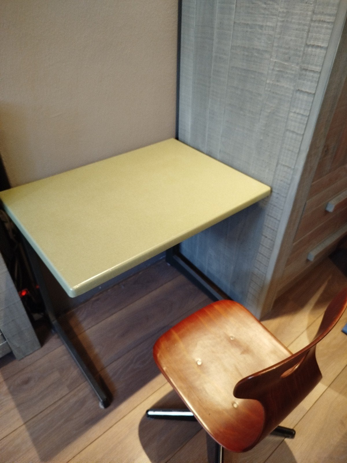 Compact bureau met metalen frame en houten blad, Overige typen, Gebruikt, Hout, Ophalen of Verzenden