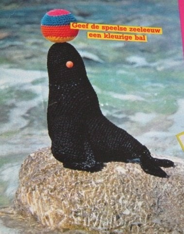 Breipatroon  Zeeleeuw met bal  30 cm hoog   nr 4996, Verzenden, Nieuw, Breien, Patroon of Boek