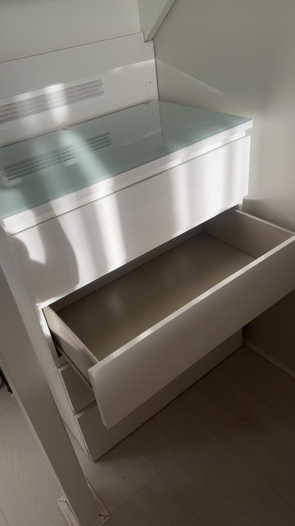 Witte IKEA ladekast hoogglans, Huis en Inrichting, Kasten | Ladekasten, Overige materialen, Gebruikt, 100 tot 150 cm, 3 of 4 laden