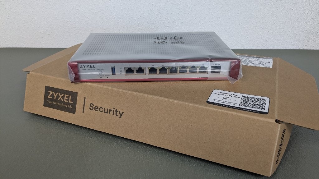 ZyXEL USG FLEX 200H + 1 YR Security Gold pack, Computers en Software, Ophalen of Verzenden, Nieuw, Router, Zyxel