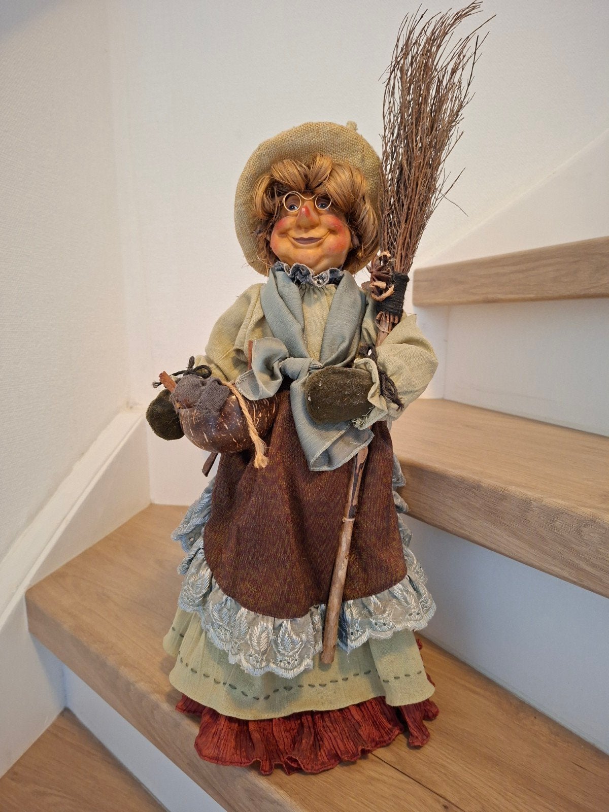 Decoratieve Heks Pop met Bezem en Mandje, Ophalen of Verzenden, Zo goed als nieuw, Overige typen