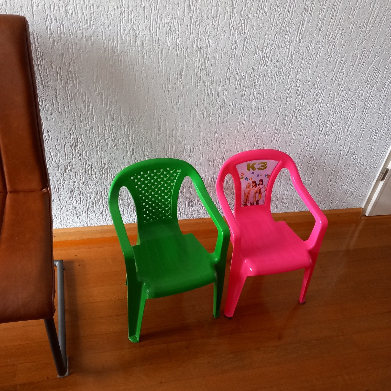Twee kinderstoeltjes, groen en roze, Ophalen, Gebruikt, Overige typen
