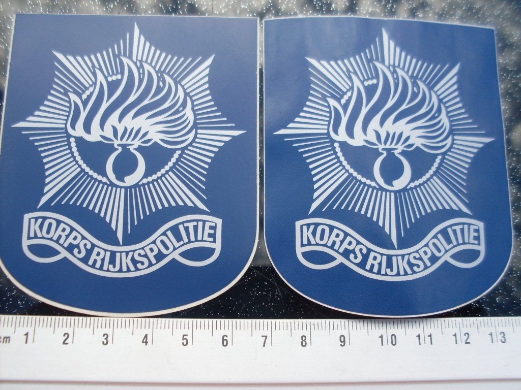 2x sticker korps rijkspolitie logo embleem zilverkleurig, Verzenden, Zo goed als nieuw, Bedrijf of Vereniging