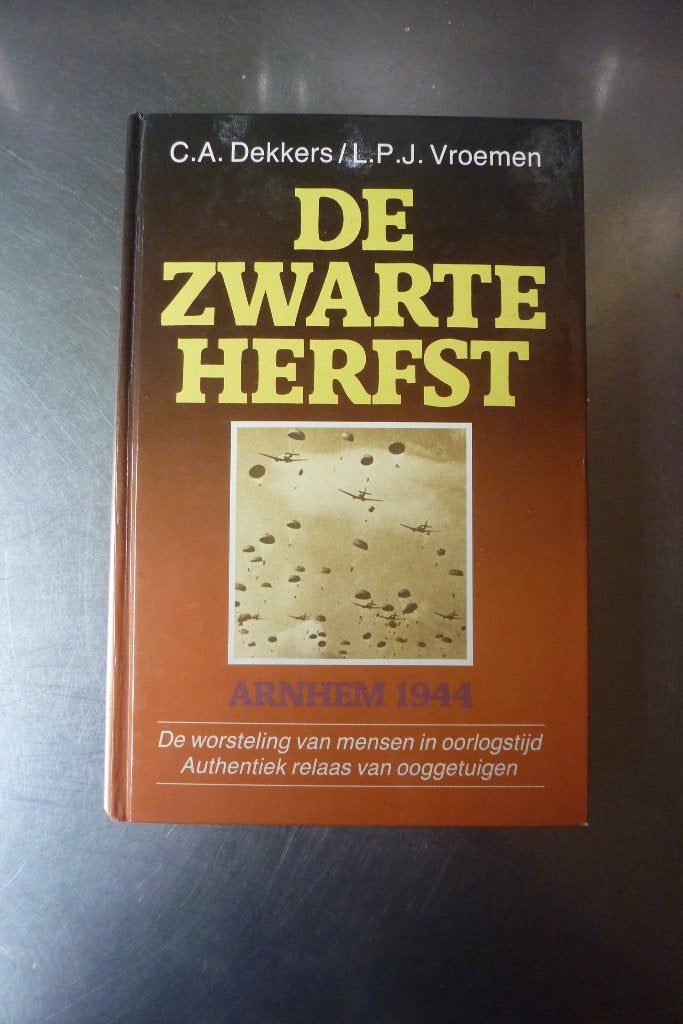 De Zwarte Herfst Arnhem 1944 - C.A. Dekkers & L.P.J. Vroemen, Tweede Wereldoorlog, Ophalen of Verzenden, Zo goed als nieuw, Algemeen