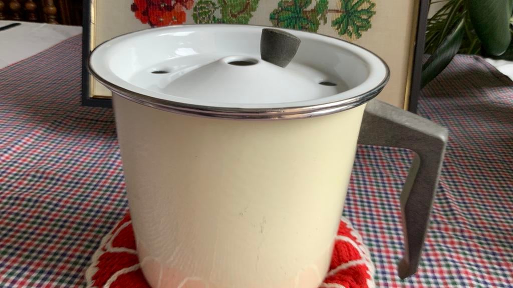 Oude emaille waterkoker crème met bakeliet knop en handvat, Ophalen of Verzenden