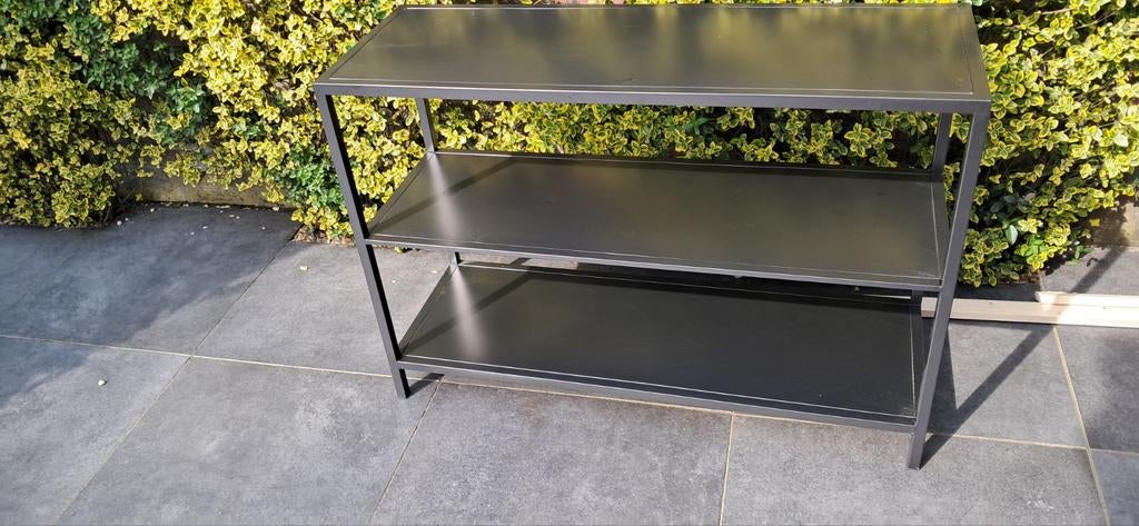 Zwarte bijzettafel met 3 lagen en antraciet metalen frame, Huis en Inrichting, Tafels | Bijzettafels, 45 tot 60 cm, Gebruikt, Modern, Industrieel