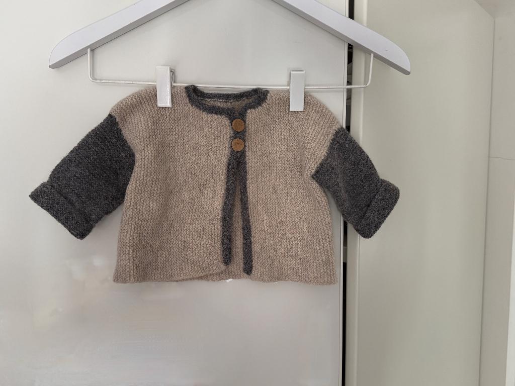 Lief hand gebreid wollen vestje; twee warme kleuren; mt 68, Kinderen en Baby's, Hand gebreid, Ophalen of Verzenden, Zo goed als nieuw
