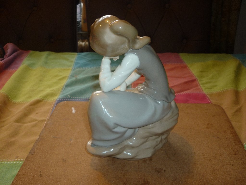 Nao Liadro porseleinen beeld "meisje met duif" heel erg mooi, Verzamelen, Ophalen of Verzenden, Zo goed als nieuw, Mens