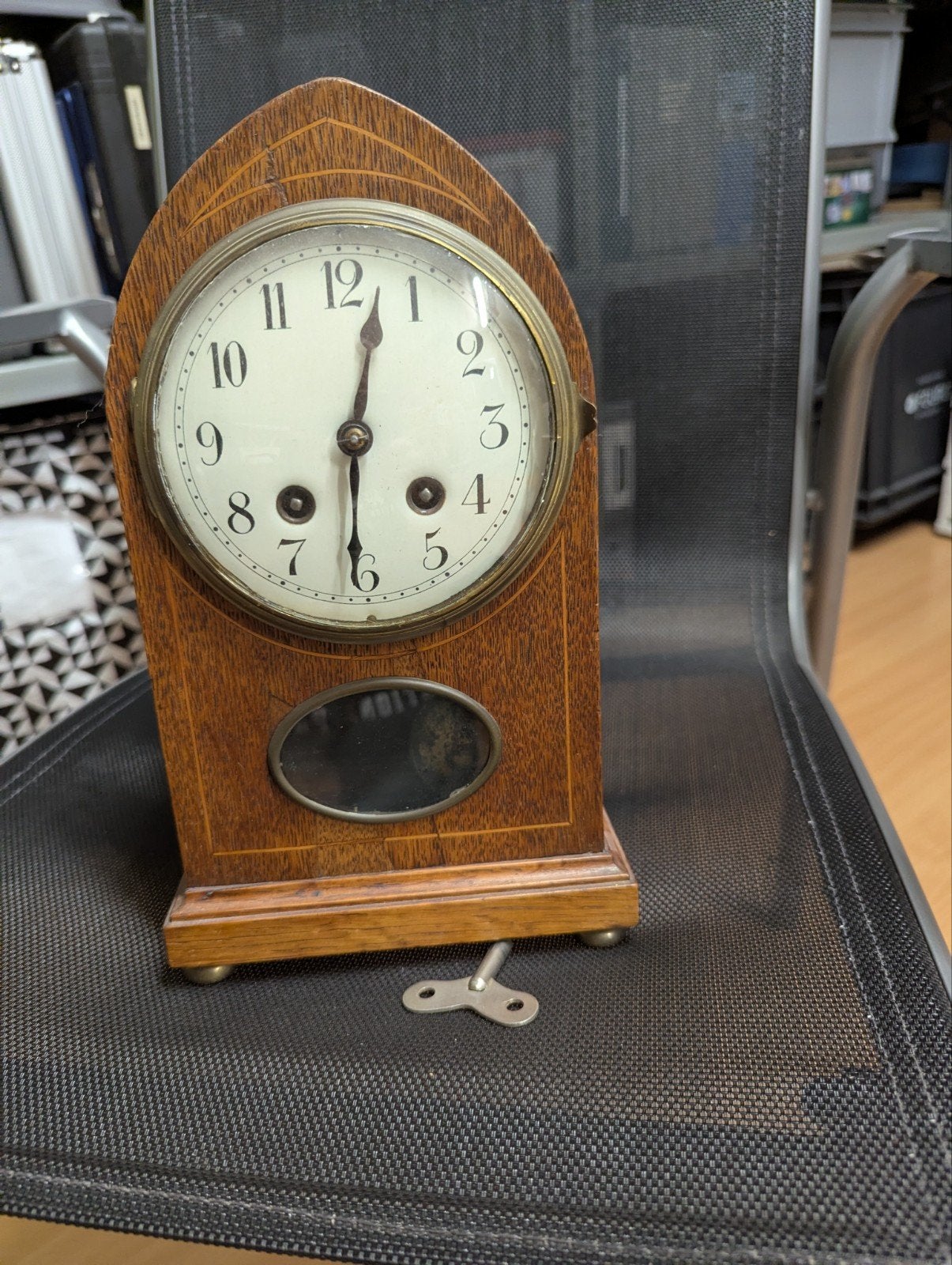Antieke houten tafelklok met sleutel, Ophalen