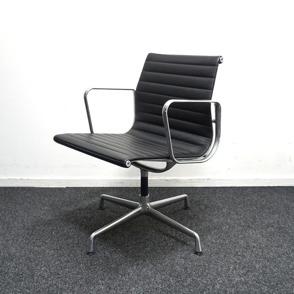 Vitra Eames EA108 Design Vergaderstoel |Zwart Leer|Aluminium, Huis en Inrichting, Stoelen, Gebruikt, -, Zwart, -