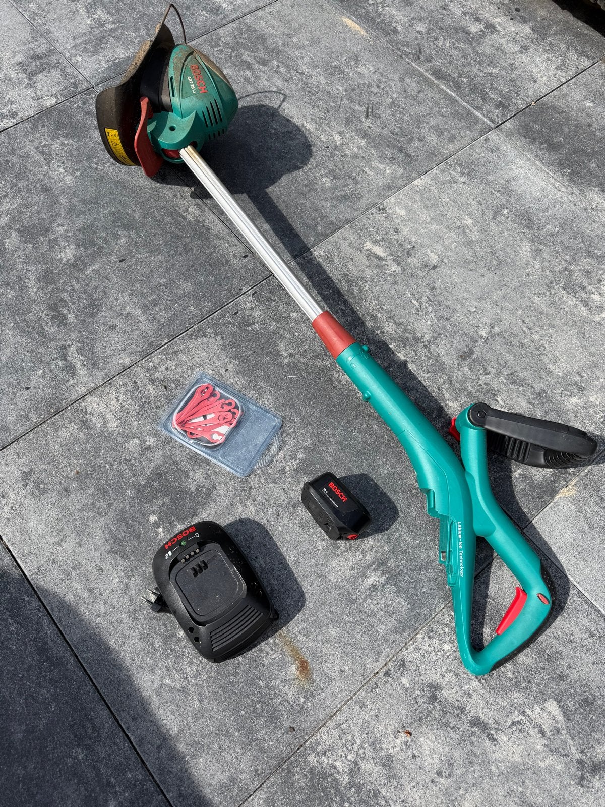 Bosch ART 26 LI Accu Grastrimmer met lader en reserve mesjes, Tuin en Terras, Grasmaaiers, Gebruikt, Accu-grasmaaier, Ophalen