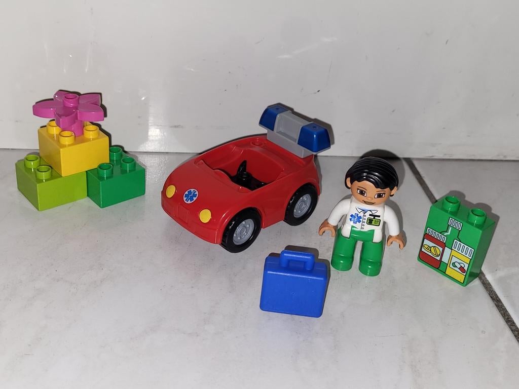 Duplo dokter / verpleegster met auto, Kinderen en Baby's, Speelgoed | Duplo en Lego, Gebruikt, Ophalen of Verzenden, Duplo, Duplo