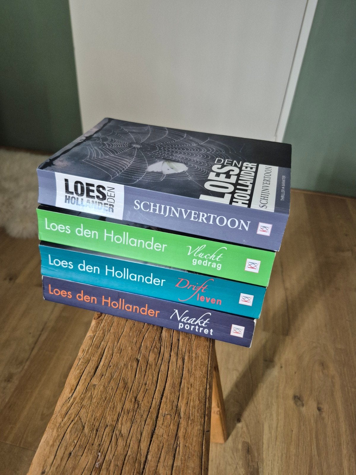 4 LiteraireThrillers Loes den Hollander, Ophalen of Verzenden, Zo goed als nieuw