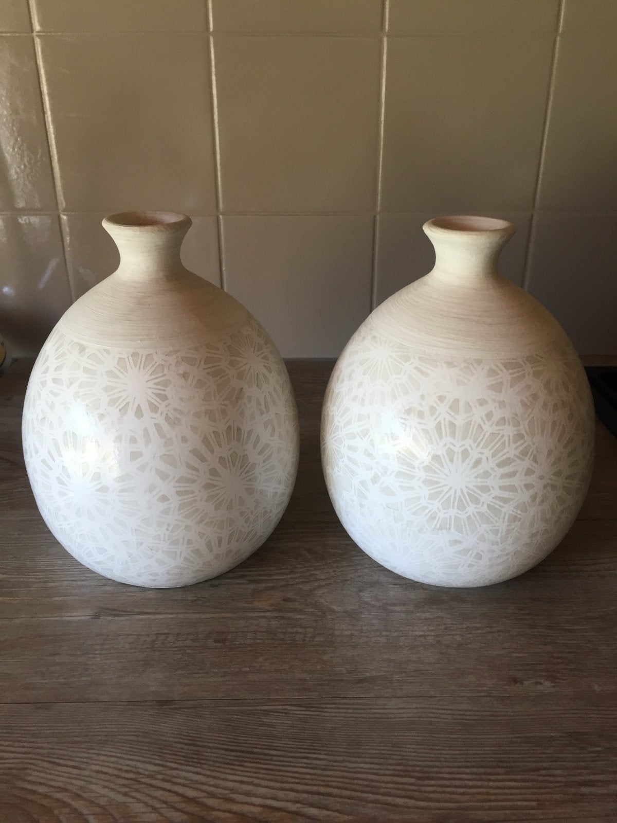 Set van 2 crèmekleurige vazen met patroon, Overige kleuren, Ophalen of Verzenden, Zo goed als nieuw, Geschikt voor droogbloemen