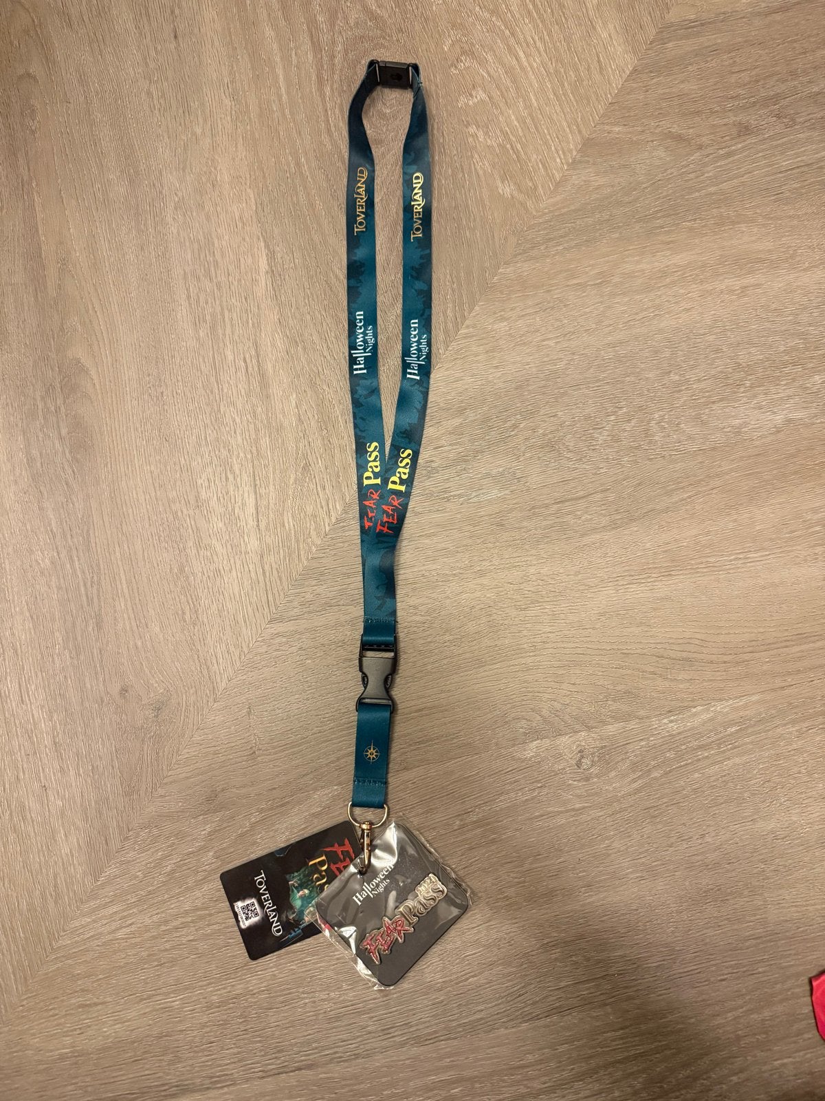 2024-Toverland Halloween Nights Fear Pass keykoord met pin, Ophalen, Nieuw, Overige onderwerpen, Speldje of Pin