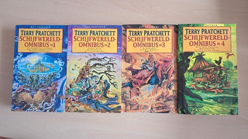 Terry Pratchett: Schijfwereld omnibussen 1-4 (ZGAN), Ophalen of Verzenden, Zo goed als nieuw, Terry Pratchett