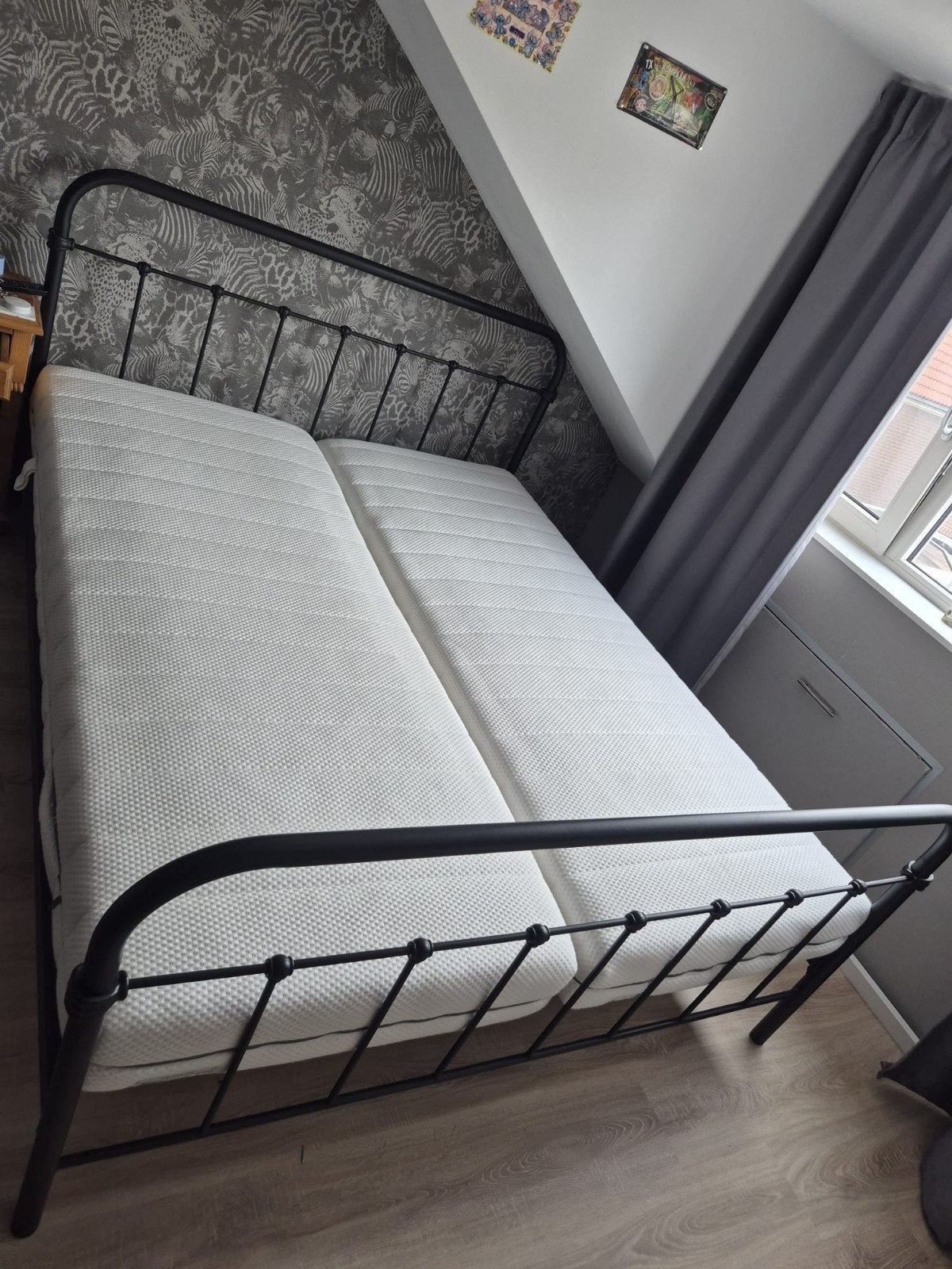 Mooi tweepersoonsbed met 2 goede matrassen (1x gescheurd), Huis en Inrichting, Ophalen, Gebruikt, Zwart, Tweepersoons