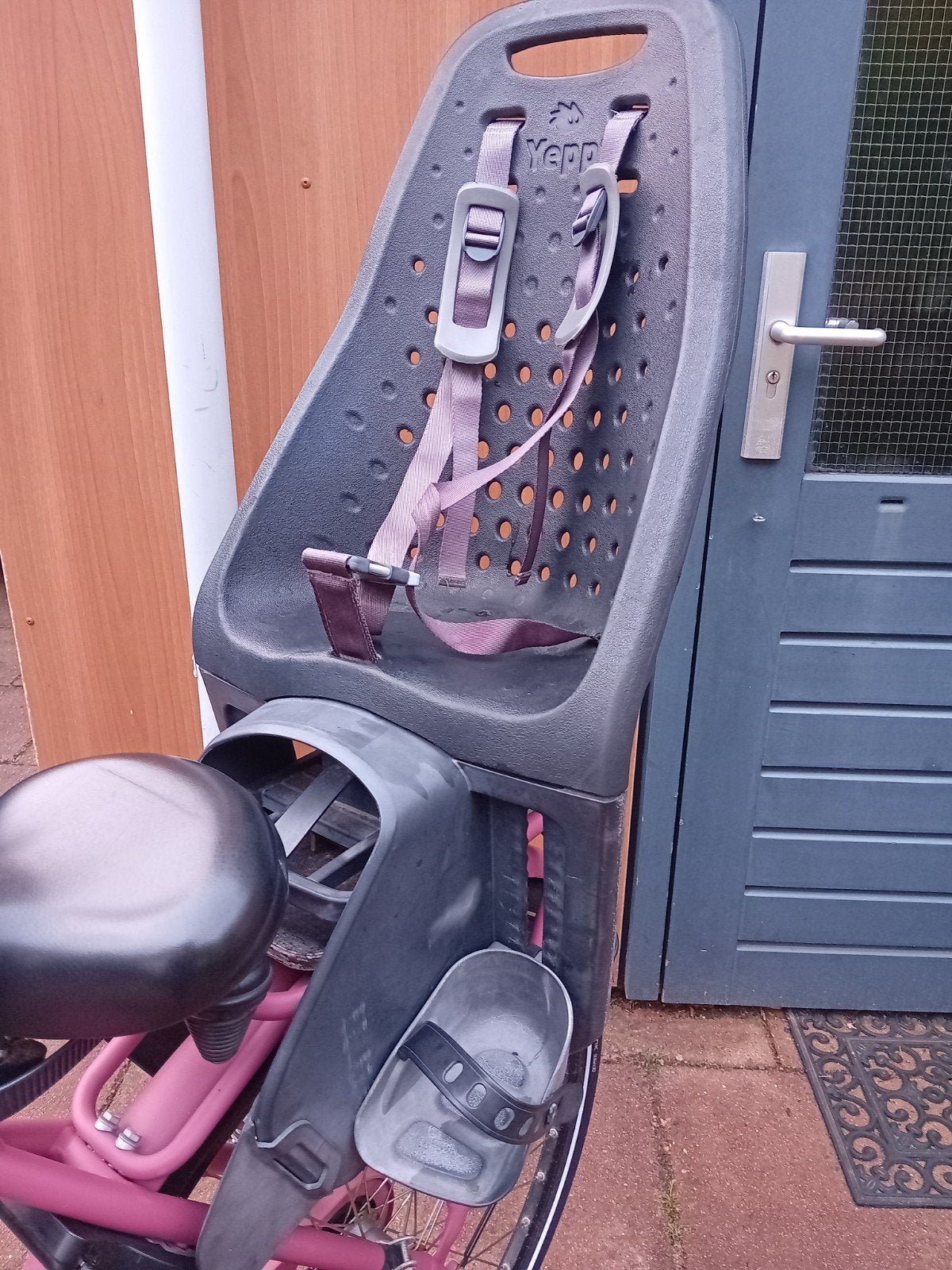 yepp zwart achterzitje, Fietsen en Brommers, Ophalen, Gebruikt, Yepp, Voetsteuntjes