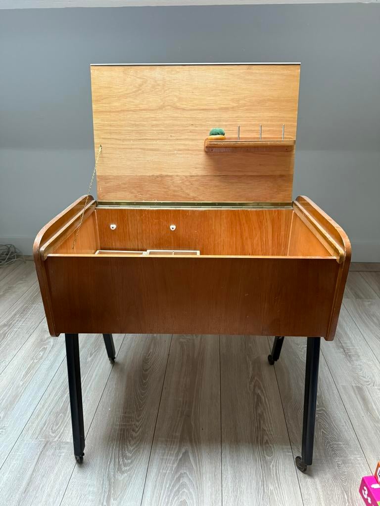 Vintage naaikast / opbergkast op poten, Antiek en Kunst, Ophalen of Verzenden