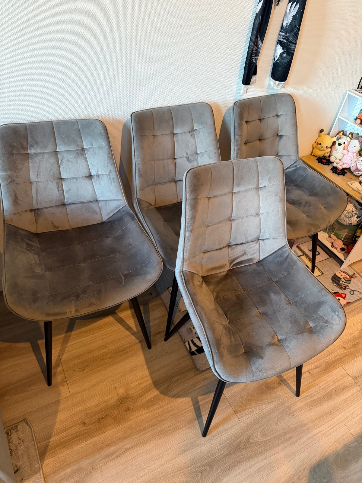 Set van 4 grijze fluwelen eetkamerstoelen, Huis en Inrichting, Stoelen, Ophalen, Zo goed als nieuw, Vier, Stof
