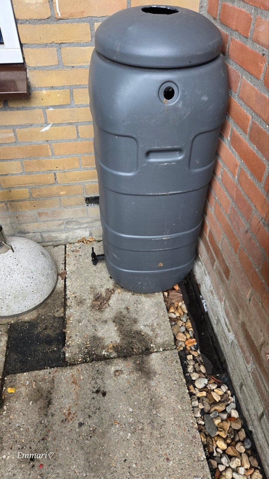 Kleine regen ton met voetsteun - Grijs kunststof, Tuin en Terras, Regentonnen, Ophalen, Kunststof, Gebruikt, Met kraantje