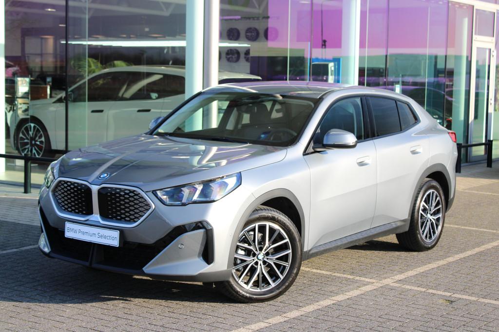 BMW iX2 eDrive20 / Achteruitrijcamera / PDC (bj 2025), Auto's, BMW, 478 km, Stof, 750 kg, Met garantie (alle)